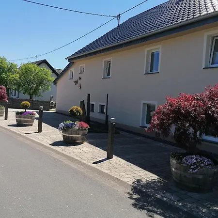 In Mit Terrasse, Grill Und Garten